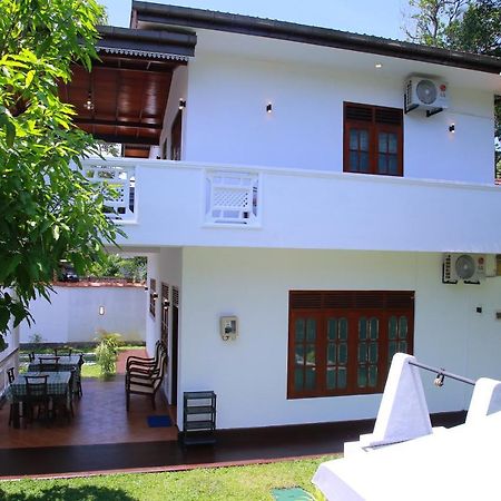 Aken Villa Хиккадува Экстерьер фото